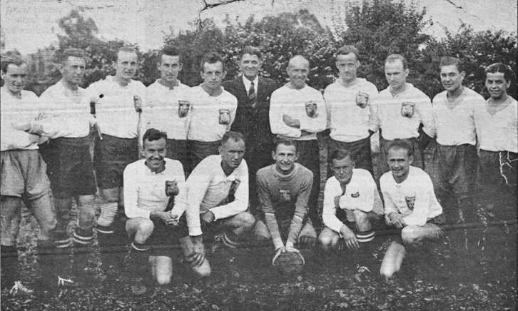 foto SK Dvůr Králové n/L - r. 1942 s Ježkem, Rulcem, Davidem, Sedliským, Bělovským atd. Horní řada zleva: Rulc, Němeček, Tecl, Holub J., Holub M., Šindler (předseda klubu), Stejskal, Buchar, Sedliský, bratři Hegerové                            Dolní...
