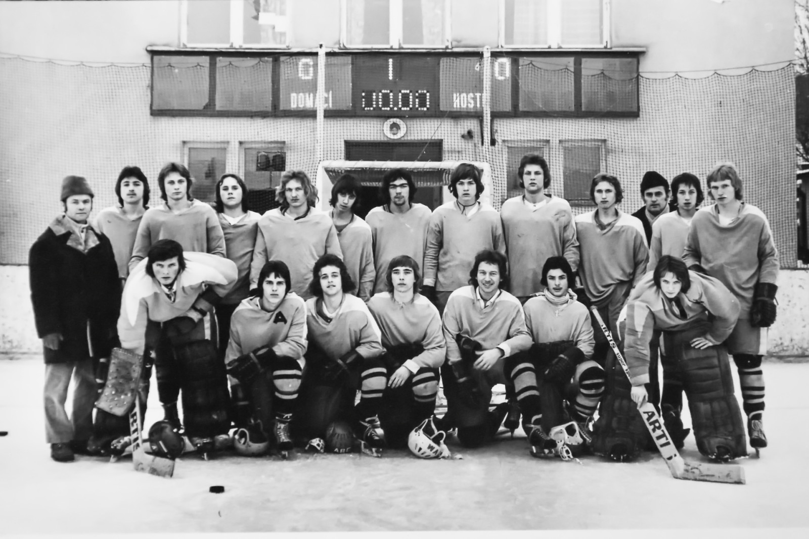 TJ Dvůr Králové n/L - (2. dorostenecká liga 1976 - 1977) Horní řada zleva: Josef Petera (trenér), Tomáš Sattler, Jiří Lhotský, Josef Holan, Oldřich Haase, Miroslav Postupa, Miloš Kejzar, Luboš Petera, Jiří Saris, Luděk Šulc, Evžen Šulc st. (vedoucí)...