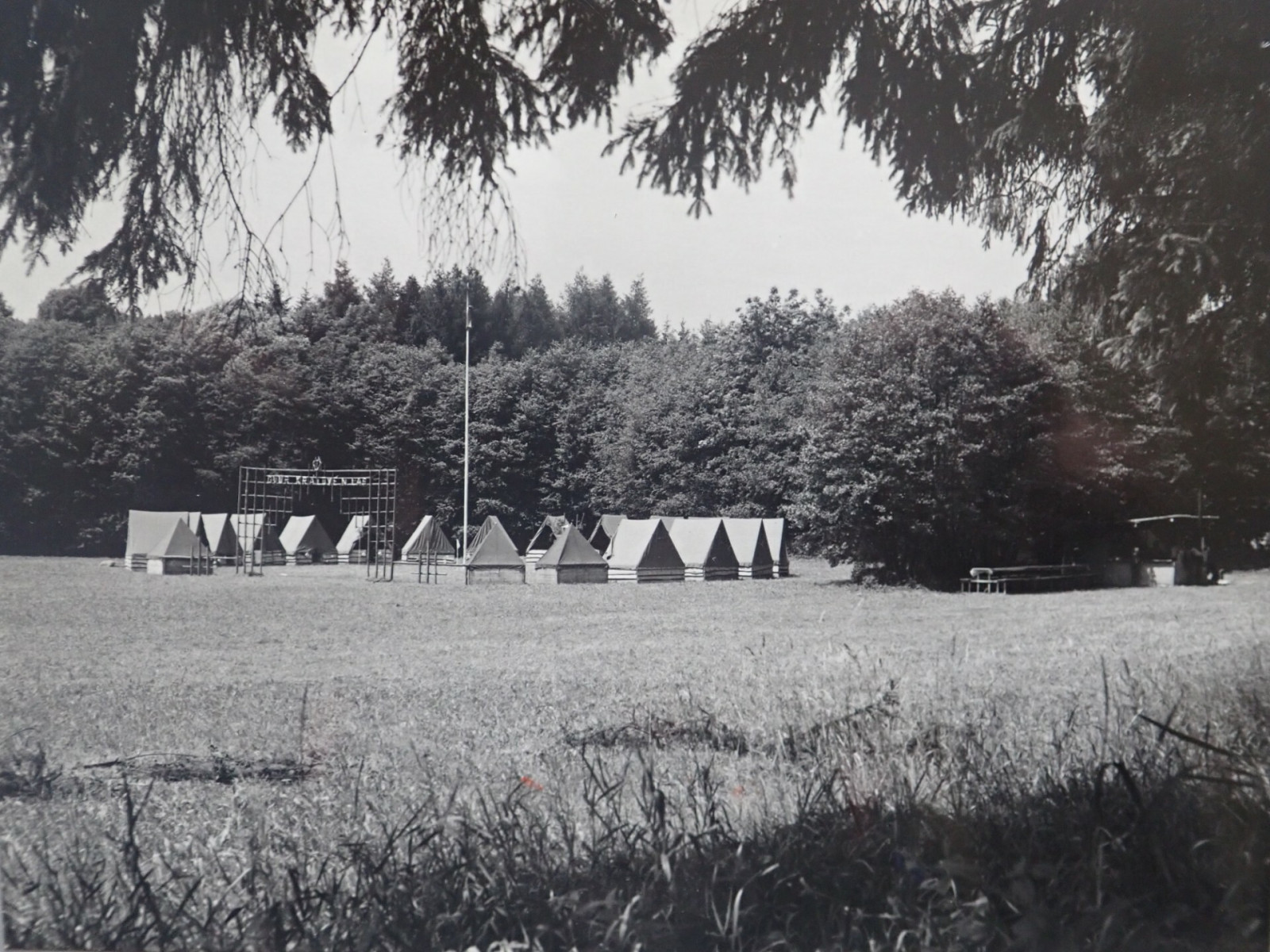 Tábor 1. smečky vlčat v Lužanech c roce 1970.