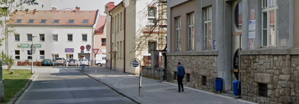 Kvůli pozdním příchodům do školy z důvodů zpoždění autobusu se město rozhodlo postavit autobusovou zastávku před školu.  Autobus by měl před školu přijet v 7:50 takže by žáci měli mít hodně času dostavit se do svých tříd.